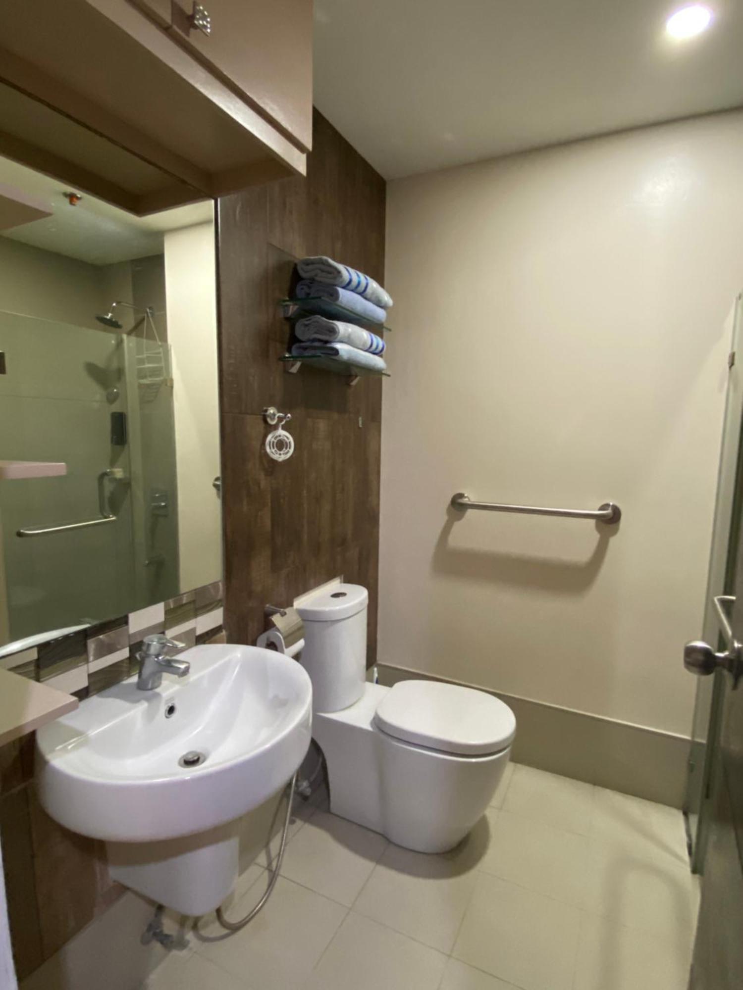 Feels Like Home Condos Abreeza Place Tower 1 & 2 Davao City Esterno foto